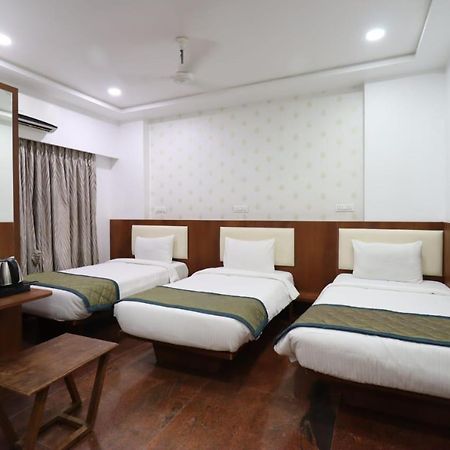 Hotel Center Point Solapur Zewnętrze zdjęcie