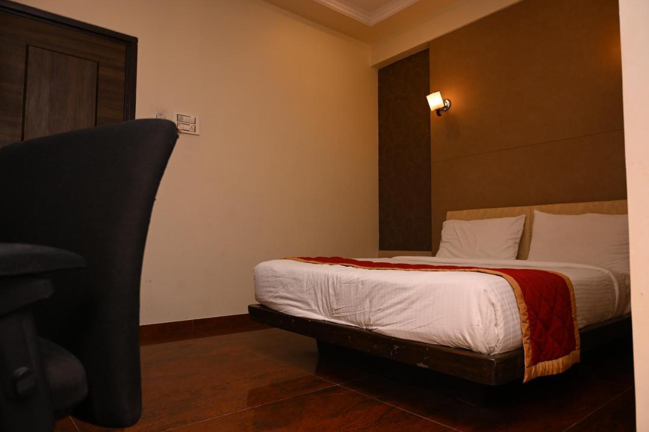 Hotel Center Point Solapur Zewnętrze zdjęcie