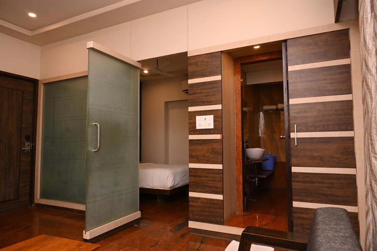 Hotel Center Point Solapur Zewnętrze zdjęcie