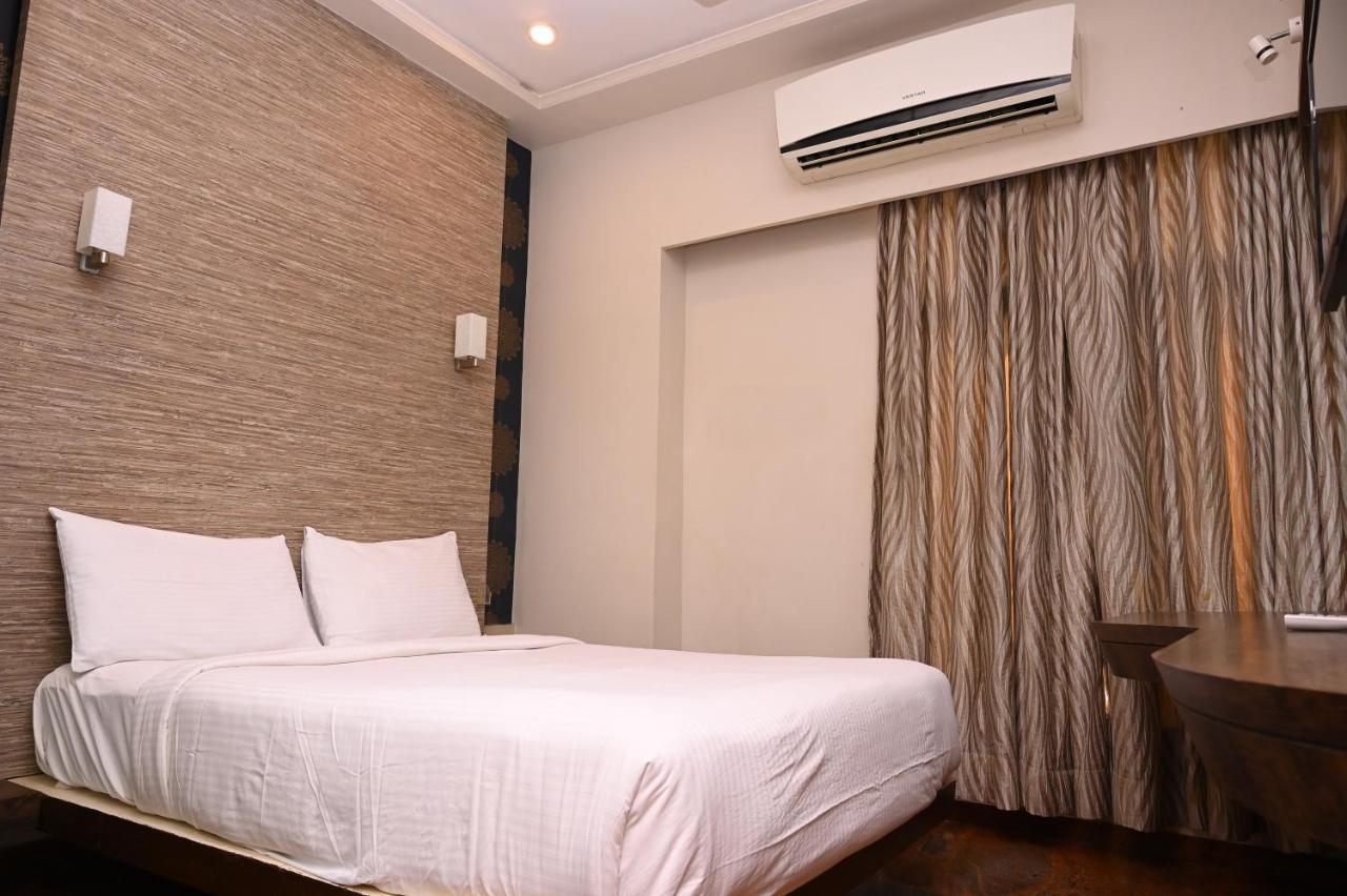 Hotel Center Point Solapur Zewnętrze zdjęcie