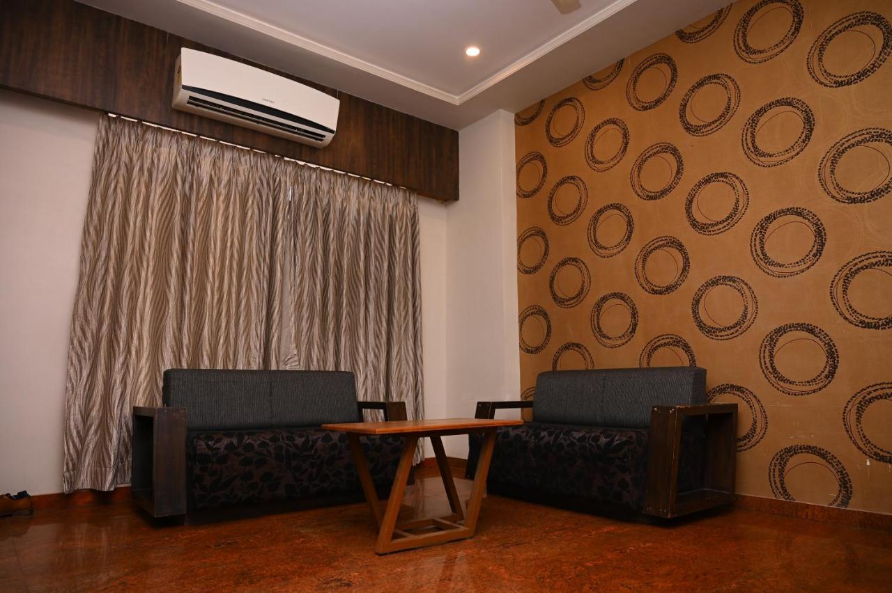 Hotel Center Point Solapur Zewnętrze zdjęcie