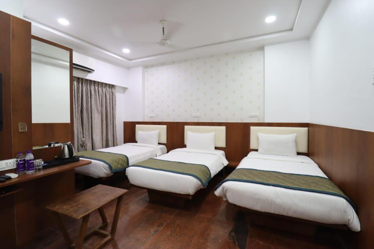 Hotel Center Point Solapur Zewnętrze zdjęcie